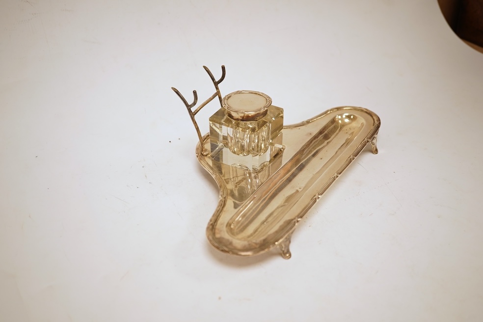 A George V silver inkstand, with single mounted glass well, pen rest and pen recess, with reeded ribbon border, William Hutton & Sons, Sheffield, 1913, 23.9cm, 5.2oz.